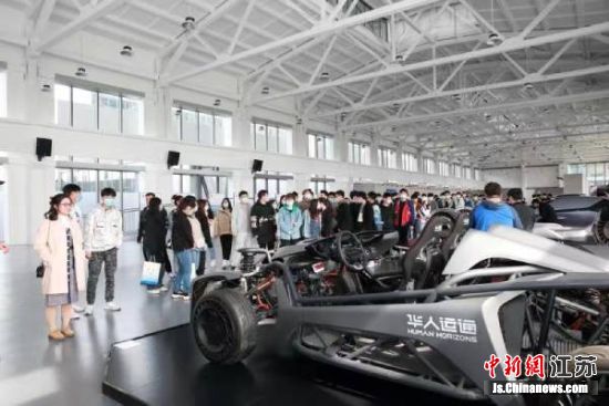 bb贝博艾弗森官方网站应届毕业生参观华人运通(江苏)技术公司。高留才 摄