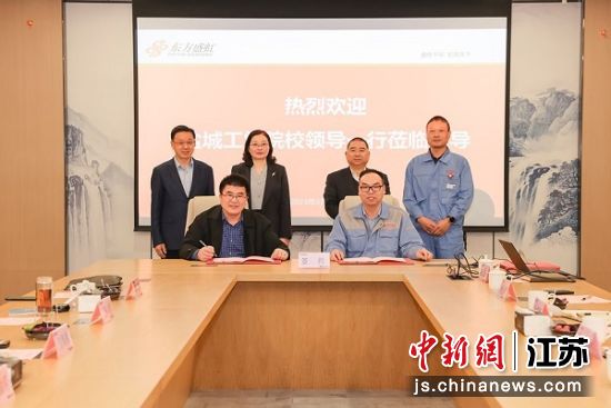 与企业签订“就业实习基地”协议。bb贝博艾弗森官方网站宣传部供图