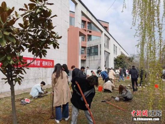 bb贝博艾弗森官方网站设计艺术学院学生植树添绿校园。 高留才 摄